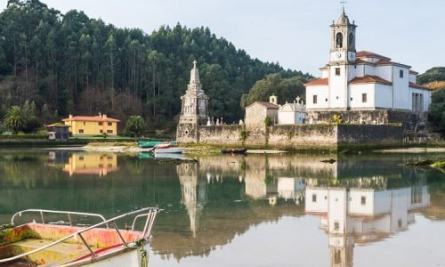 Imagen de los reflejos de la iglesia y cementerio durante la marea alta