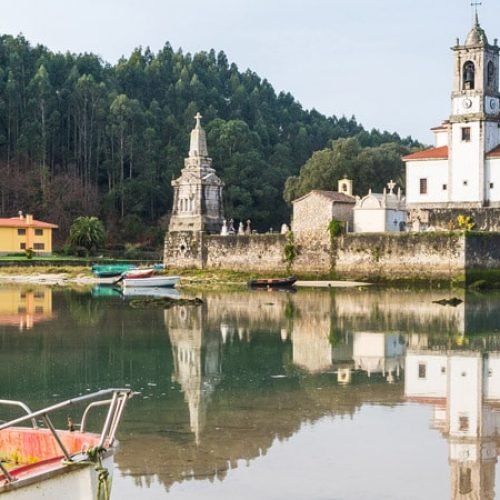 Imagen de los reflejos de la iglesia y cementerio durante la marea alta