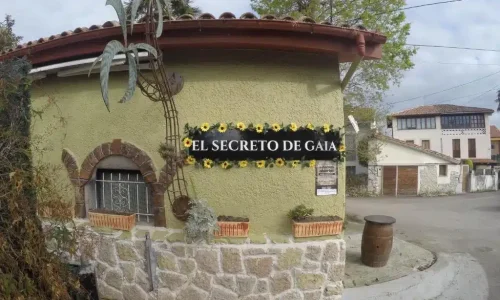 Imagen de la entrada del restaurante del Hotel Las Palmeras llamado El Secreto de Gaia.