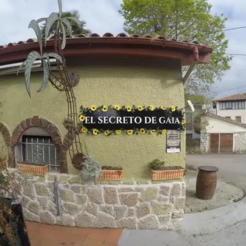 Imagen de la entrada del restaurante del Hotel Las Palmeras llamado El Secreto de Gaia.