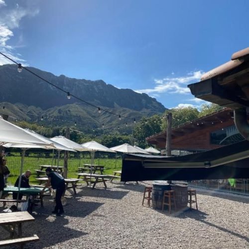 Restaurante próximo a La Casa de Hierba