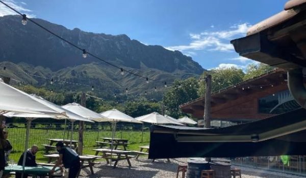 Restaurante próximo a La Casa de Hierba