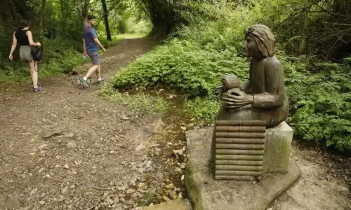 Imagen de una de las estatuas visualizadas durante la Ruta El Camín Encantáu.