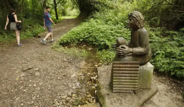 Imagen de una de las estatuas visualizadas durante la Ruta El Camín Encantáu.