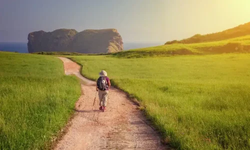 Imagen ilustrativa de una persona realizando el camino de santiago.
