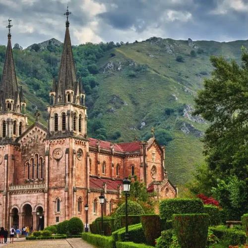 Imagen de la Basílica de Covadonga en la última etapa de la ruta Llanes Covadonga.