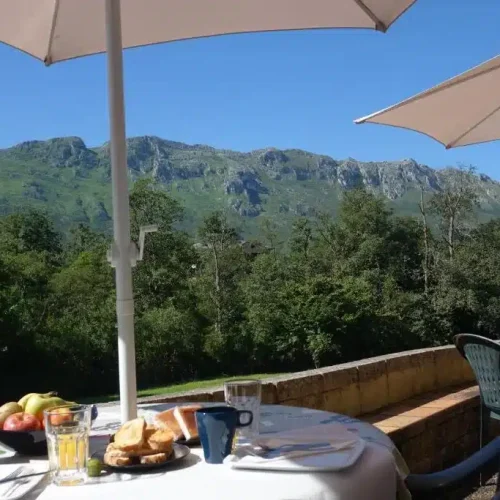 Imagen de las vistas a la Sierra del Cuera desde el Hotel Prau Ríu