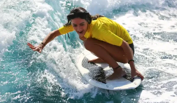Imagen de una persona cogiendo una ola durante un curso de surf