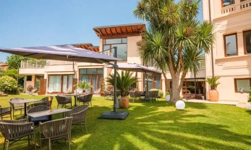 Terraza y zonas comunes del Hotel Indiana Boutique