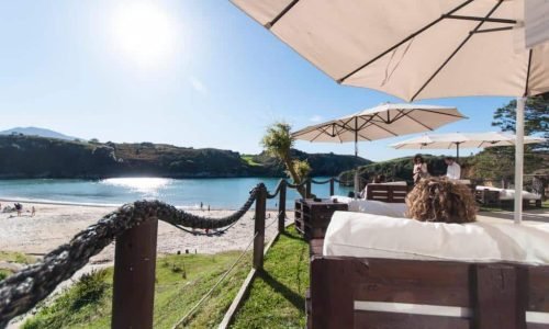Terraza del Hotel La Farola del Mar con vistas a la Playa de Poo