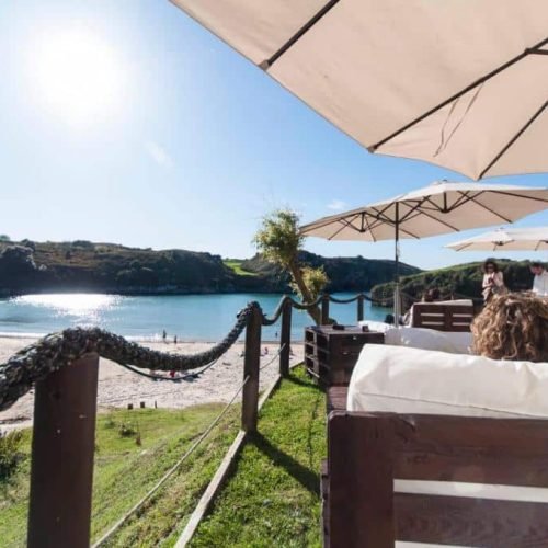 Terraza del Hotel La Farola del Mar con vistas a la Playa de Poo