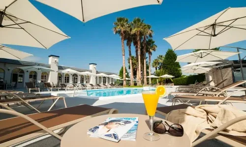 Imagen de la terraza del Hotel La Palma de Llanes junto a su piscina.