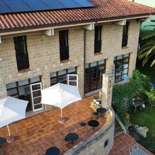 Imagen a vista de dron de la terraza del Hotel Prau Ríu