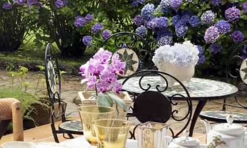 Terraza en la parte trasera del Hotel Rural Arpa de Hierba.