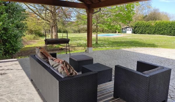 Porche cubierto con terraza de la villa el tinganon