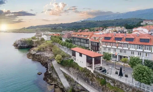 Impresionante imagen aérea del Hotel Miraolas, en pleno puerto de Llanes.