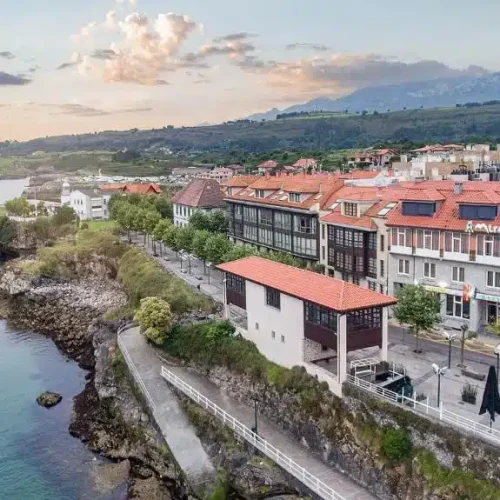 Impresionante imagen aérea del Hotel Miraolas, en pleno puerto de Llanes.