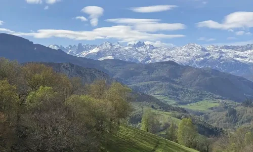 Imagen espectacular de los Picos de Europa nevados desde la terraza del Hotel Rural La Montaña Mágica