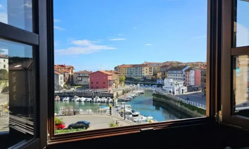 Vistas desde las habitaciones del Hotel Puerto Rico al puerto de Llanes
