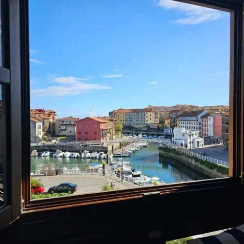 Vistas desde las habitaciones del Hotel Puerto Rico al puerto de Llanes