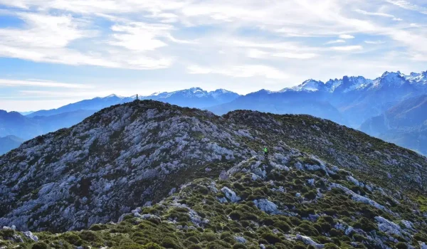 Pico Cabeza Ubena y sus vistas a los Picos de Europa en el fondo.
