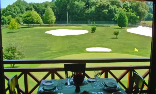 Vistas al campo de golf desde el comedor del Hotel Aldama Golf