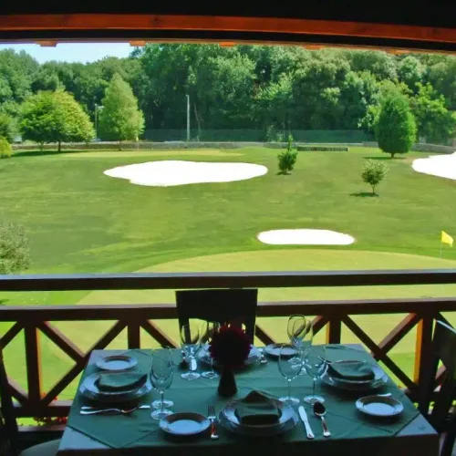 Vistas al campo de golf desde el comedor del Hotel Aldama Golf