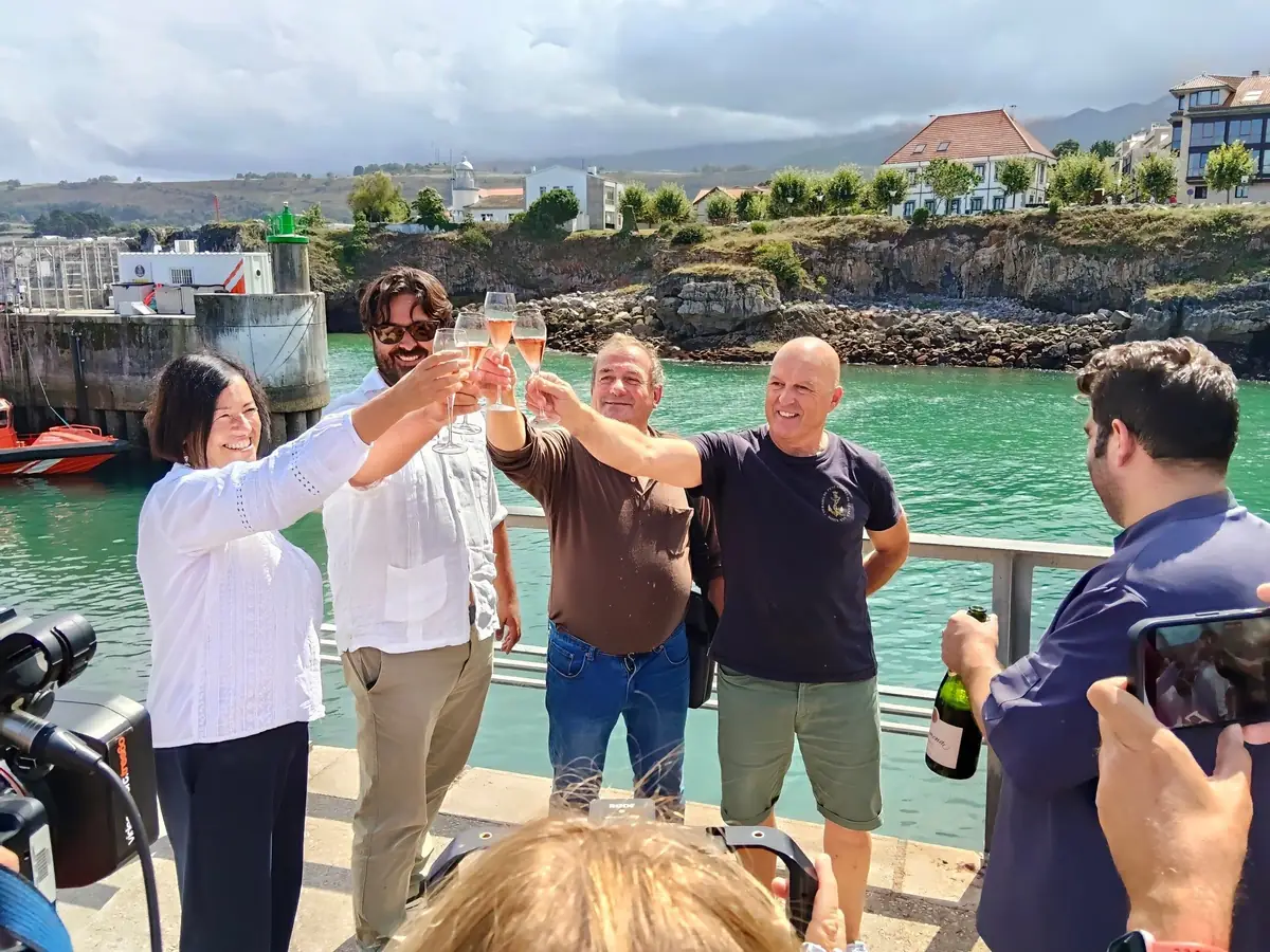 Brindis de la Cofradía de Pescadores en el puerto antes de recibir a la Familia Real en Llanes